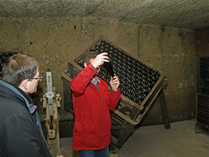 Demonstrating how sparkling wine is aged