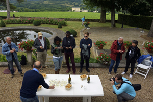 Wine tasting experience gift in an organic Burgundy vineyard