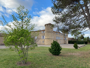 A participative wine course at Château de Jonquières to learn about ageing and blending wines 