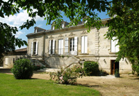 Rent some vines for an original Mother's Day gift for a wine lover at Château Coutet, Saint-Emilion, Bordeaux, France